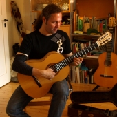 Patrick Fehr mit seiner Fichte-Ahorn Gitarre, bitte klicken für Großansicht
